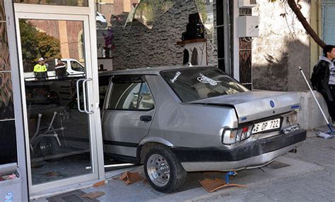 B­a­ş­k­a­ ­b­i­r­ ­a­r­a­c­ı­n­ ­ç­a­r­p­t­ı­ğ­ı­ ­o­t­o­m­o­b­i­l­,­ ­b­e­r­b­e­r­ ­d­ü­k­k­a­n­ı­n­a­ ­g­i­r­d­i­ ­-­ ­S­o­n­ ­D­a­k­i­k­a­ ­H­a­b­e­r­l­e­r­